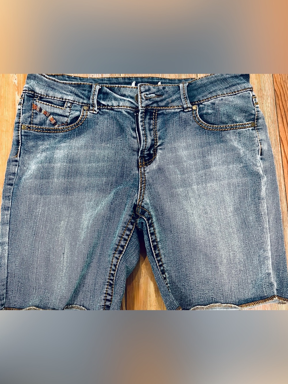 8 Circuits of consciousness Classic Mid Wash Denim Shorts, size large.